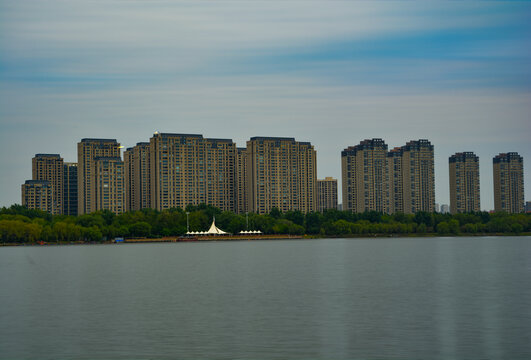 城市高层住宅河景房