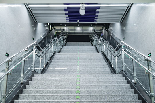 地铁站楼梯过道和两边的自动扶梯