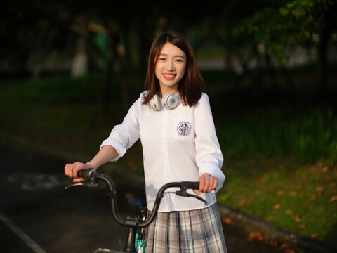 自行车女学生