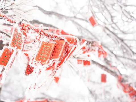 风雪中的红色许愿牌