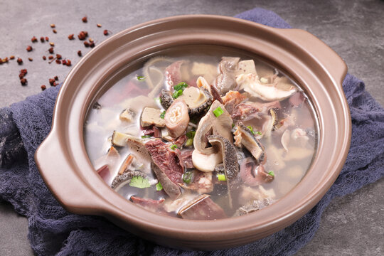清汤炖羊杂砂锅