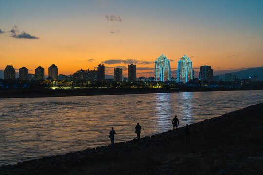 夕阳下的澜沧江和景洪市城市风光