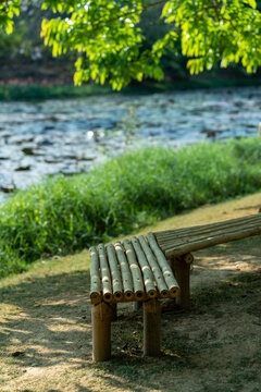公园里的木制空长凳