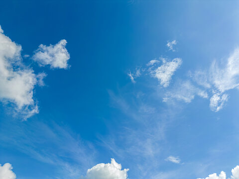 无人机高空航拍的蓝天白云
