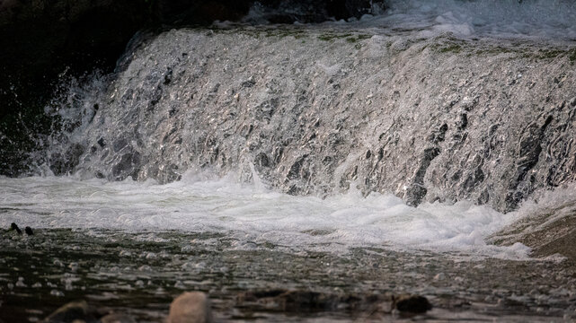 瀑布流水