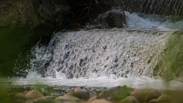 瀑布流水