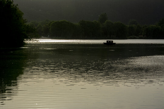 夕阳湖面一小舟