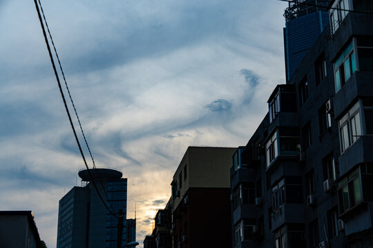 白云天空城市建筑剪影