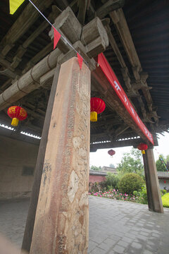 魏村牛王庙戏台的石柱