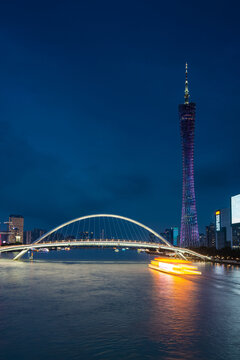 广州塔小蛮腰与珠江河海心桥夜景