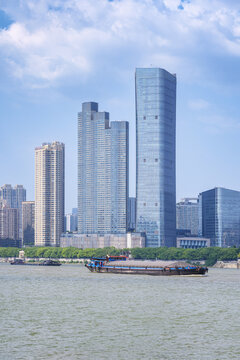 长沙湘江上的船舶与城市高楼建筑