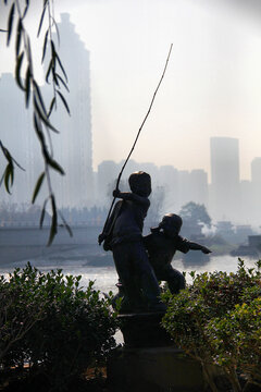 竹竿钓鱼的孩子雕塑