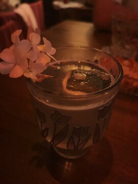复古酒馆倾花饮品