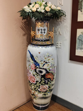 博物馆展览古代瓷器花瓶
