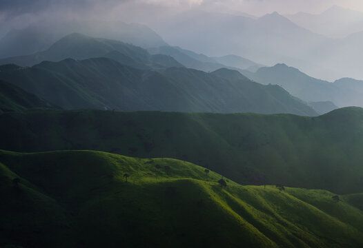 层峦叠嶂