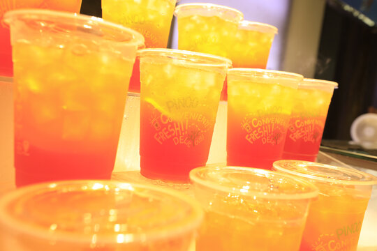 新鲜鲜榨橙汁夏季夜市冷饮饮品
