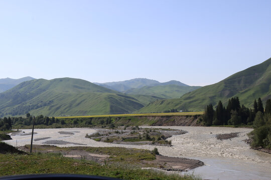 高山河流
