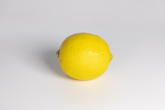 白色背景与一只柠檬