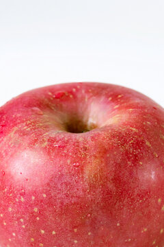 白色背景上的新鲜红苹果特写