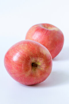 白色背景上的新鲜红苹果特写