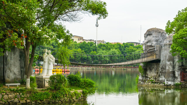 远眺铁索桥
