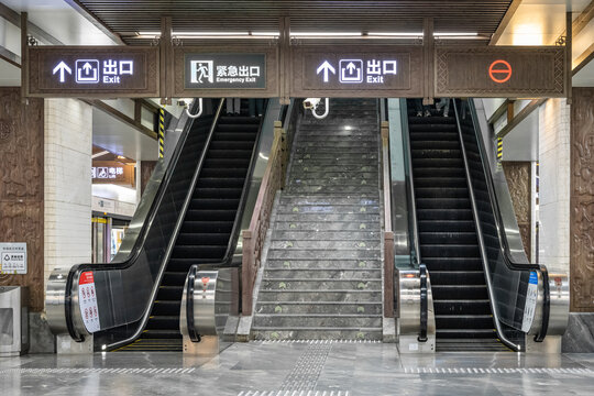 地铁站自动扶梯和楼梯