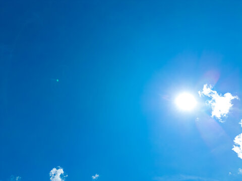 无人机高空航拍蓝色天空和太阳