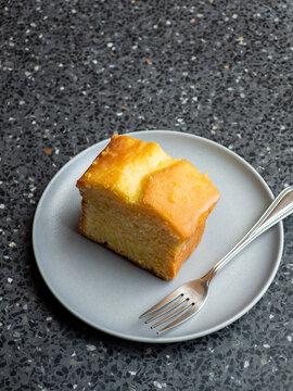 餐桌上放餐盘里的切片蛋糕磅蛋糕