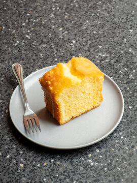 餐桌上放餐盘里的切片蛋糕磅蛋糕