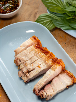 餐桌上放在餐盘里的泰式烤猪肉