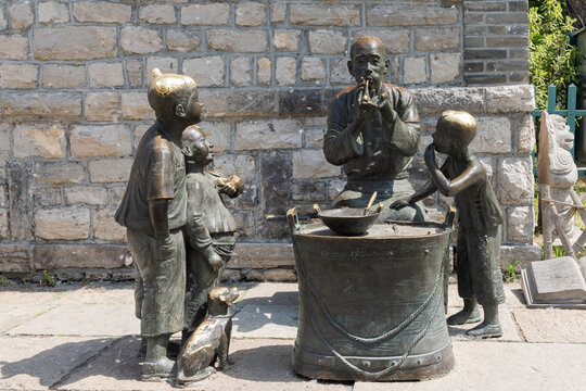济南大明湖畔民俗雕塑