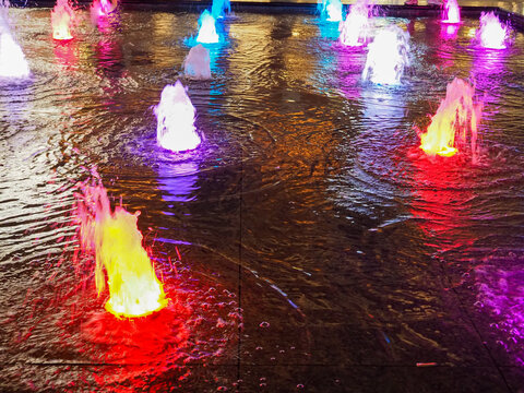 彩色灯光效果的喷泉
