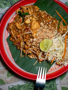 餐桌上的泰式大虾鸡肉炒河粉