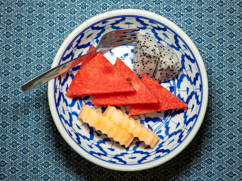 瓷碗里切片水果