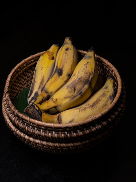 放在竹篮里的新鲜牛奶蕉灰蕉