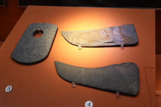 良渚文化石钺石镰蚌刀