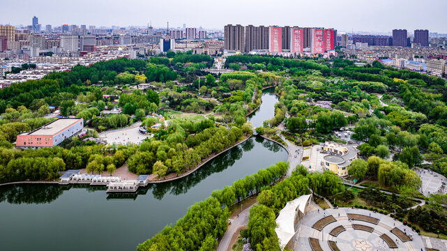 春季的中国长春市长春公园景观