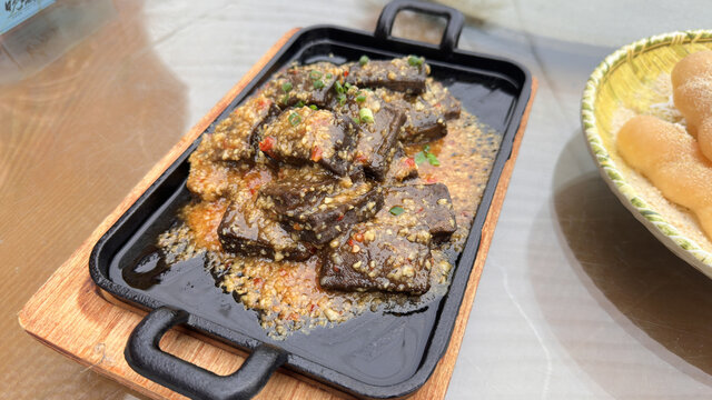 一盘黑豆腐