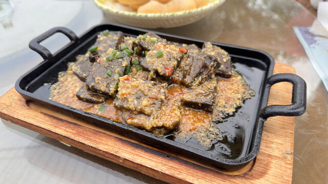 一盘黑豆腐
