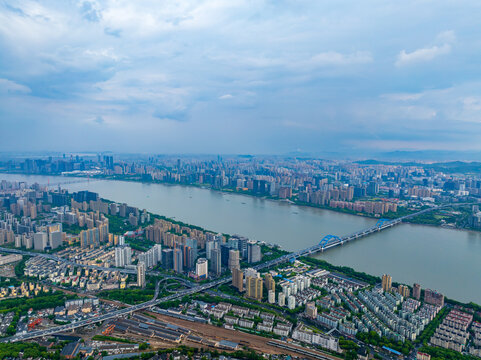 杭州钱塘江两岸城市风光