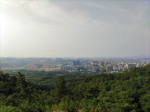 山顶俯瞰城市