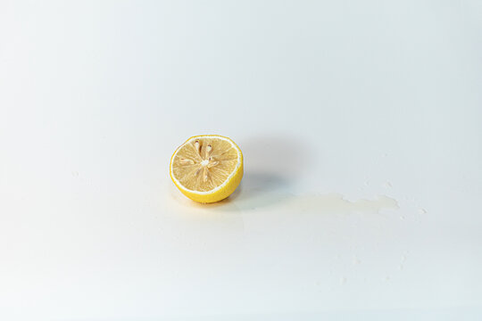 菜单配图白色背景半只切开的柠檬
