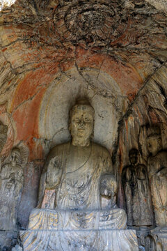 洛阳神秘洞窟中的唐代石刻佛像