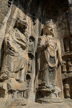 龙门石窟被破坏的唐代佛教雕像