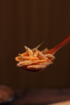 勺子舀小鱼小虾