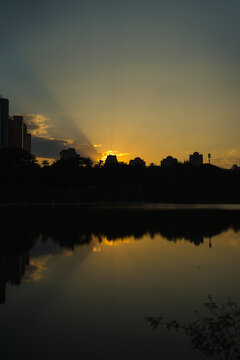 夕阳下的景洪市城市轮廓