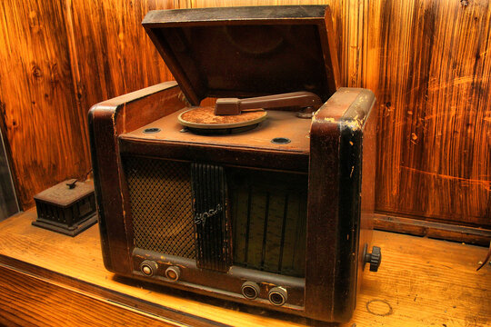 老式留声机收音机