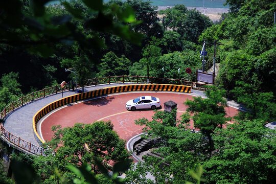 矮寨大桥风光的盘山路特写