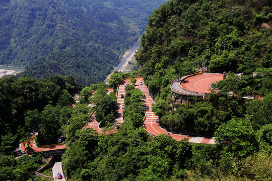 矮寨大桥风光的盘山路