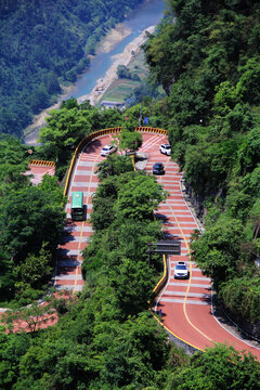 矮寨大桥风光的盘山公路